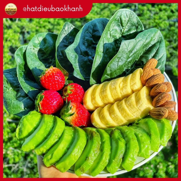 Ly sinh tố bơ hạt điều màu xanh mát, sánh mịn